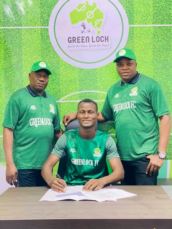Eneche Enoch during his contact signing (© FC Green Lock/Facebook)